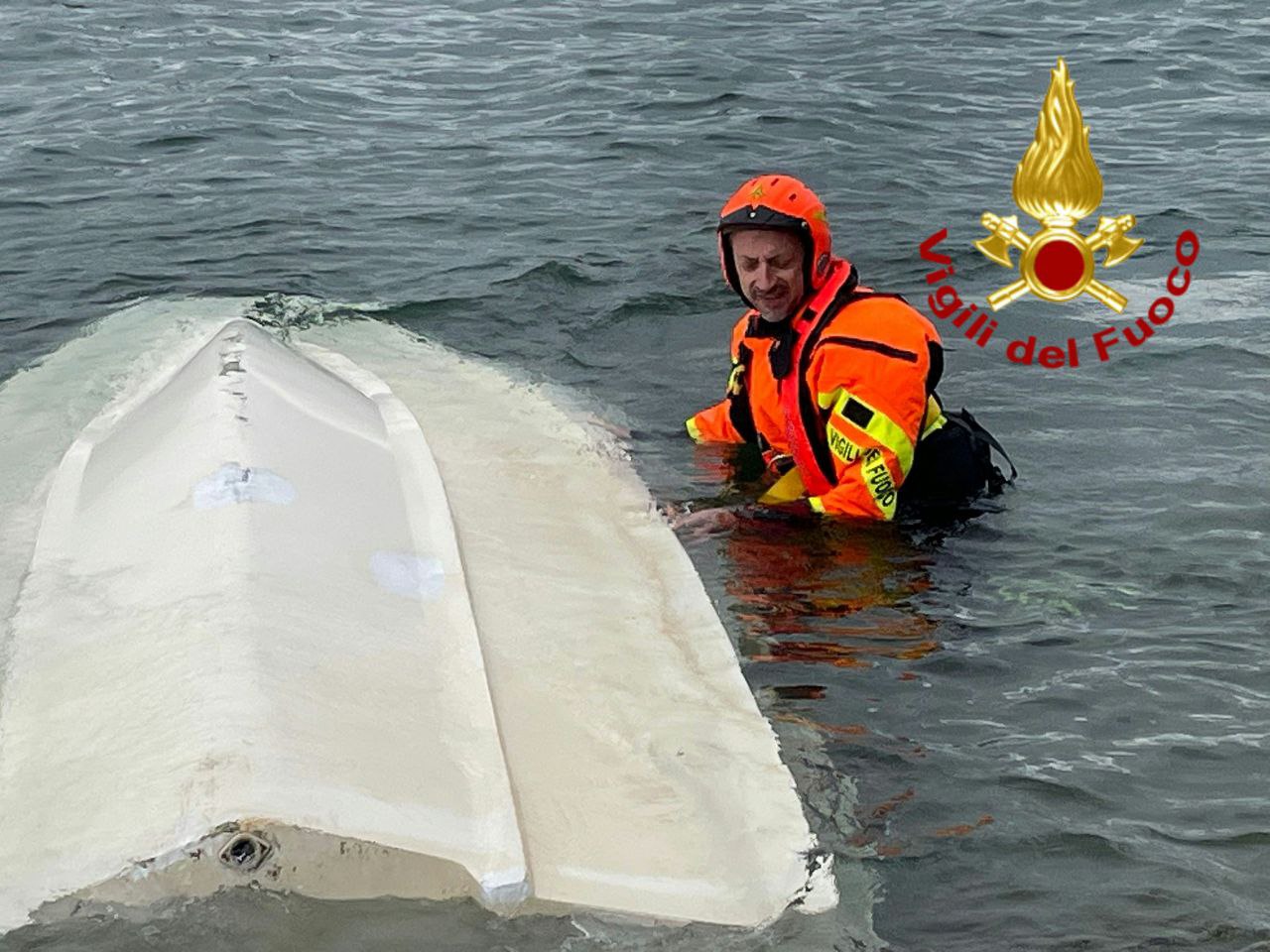 Vigili del fuoco di Verbania impegnati nel recupero di una barca ribaltata al largo di Suna