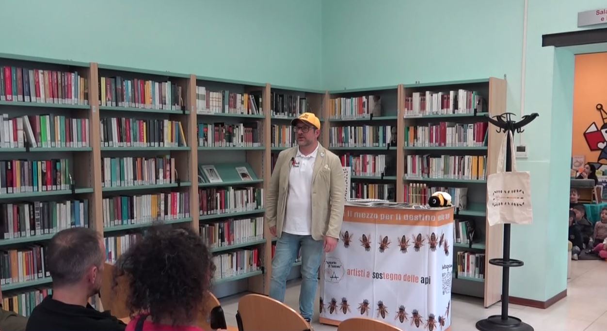 Domodossola, ha fatto tappa in biblioteca il progetto Apiario d'autore