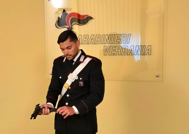 Minaccia la vicina con una pistola giocattolo: denunciato