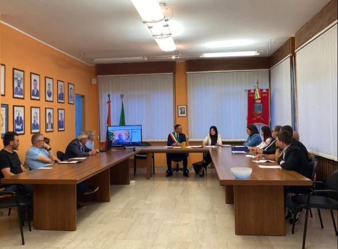 Gestione associata per la manutenzione a Casale Corte Cerro, via libera della maggioranza