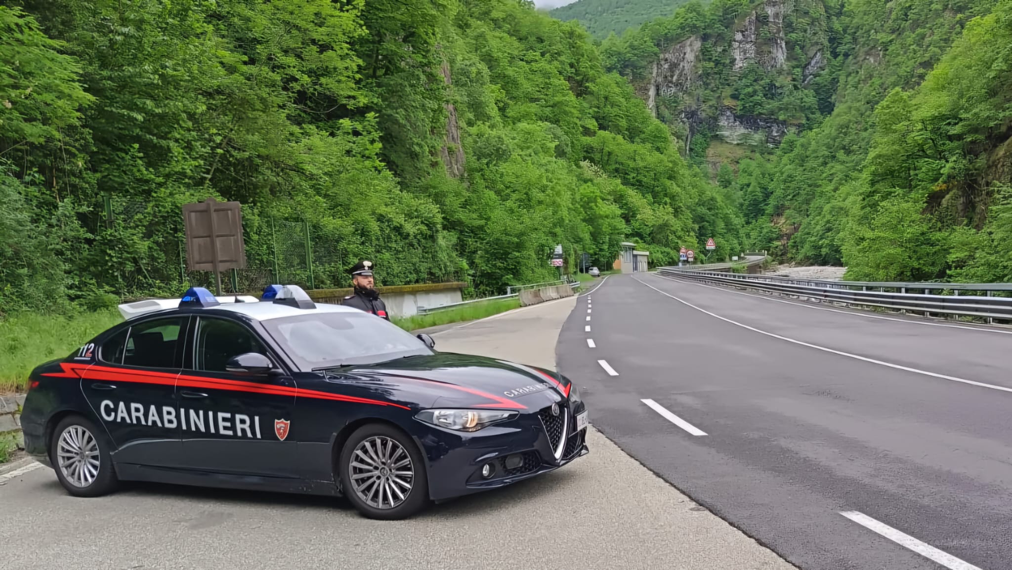 Viola divieto di avvicinamento e aggredisce l'ex compagno. Donna di 40 anni finisce in carcere