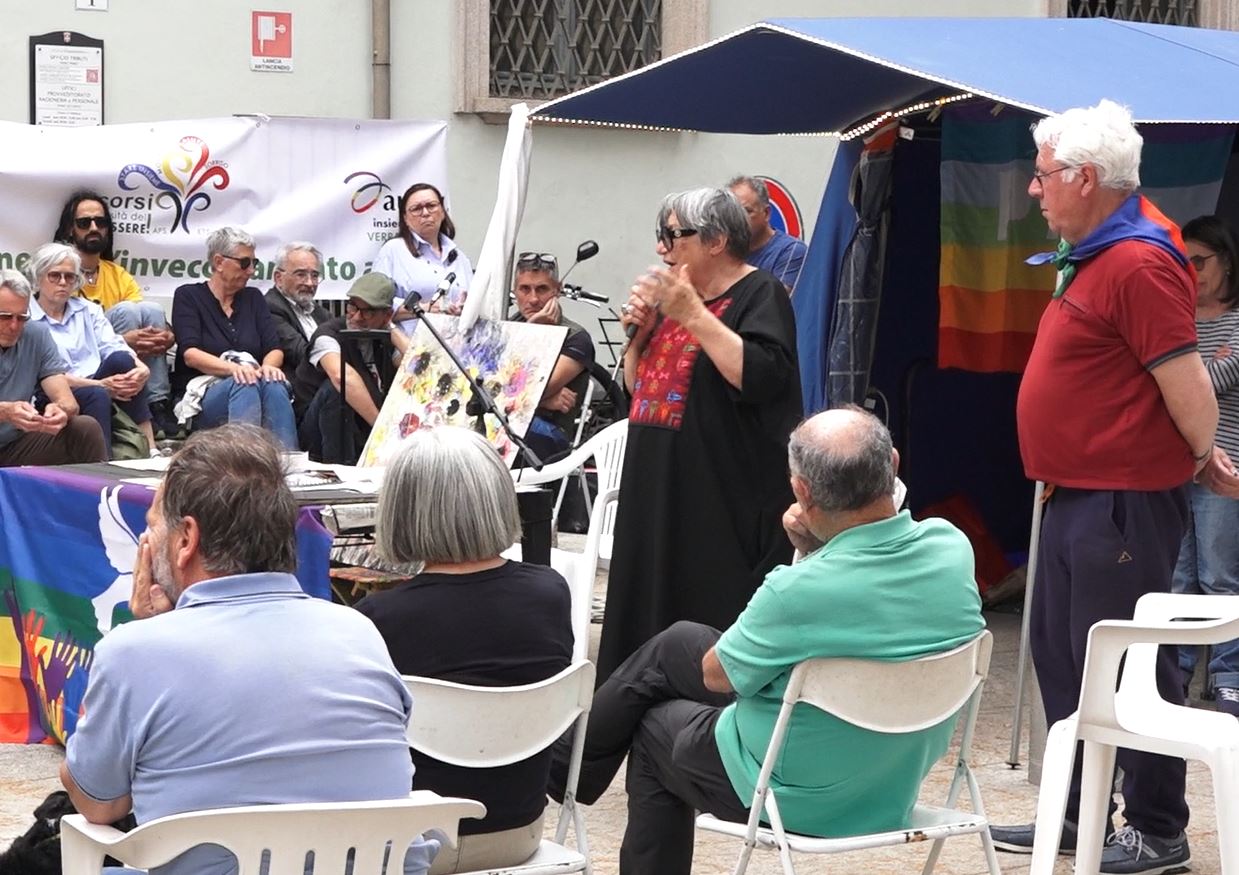 Domodossola. Luisa Morgantini in visita alla tenda della Pace