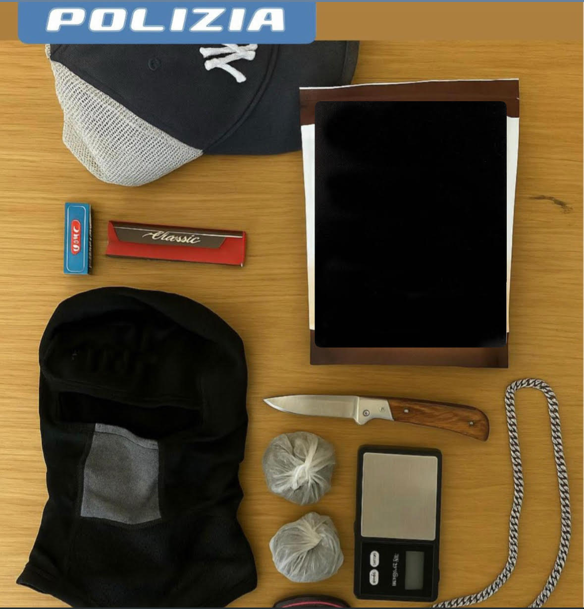 Sedicenne arrestato dalla Polizia a Verbania: era in possesso di un coltello e di 100 grammi di hashish