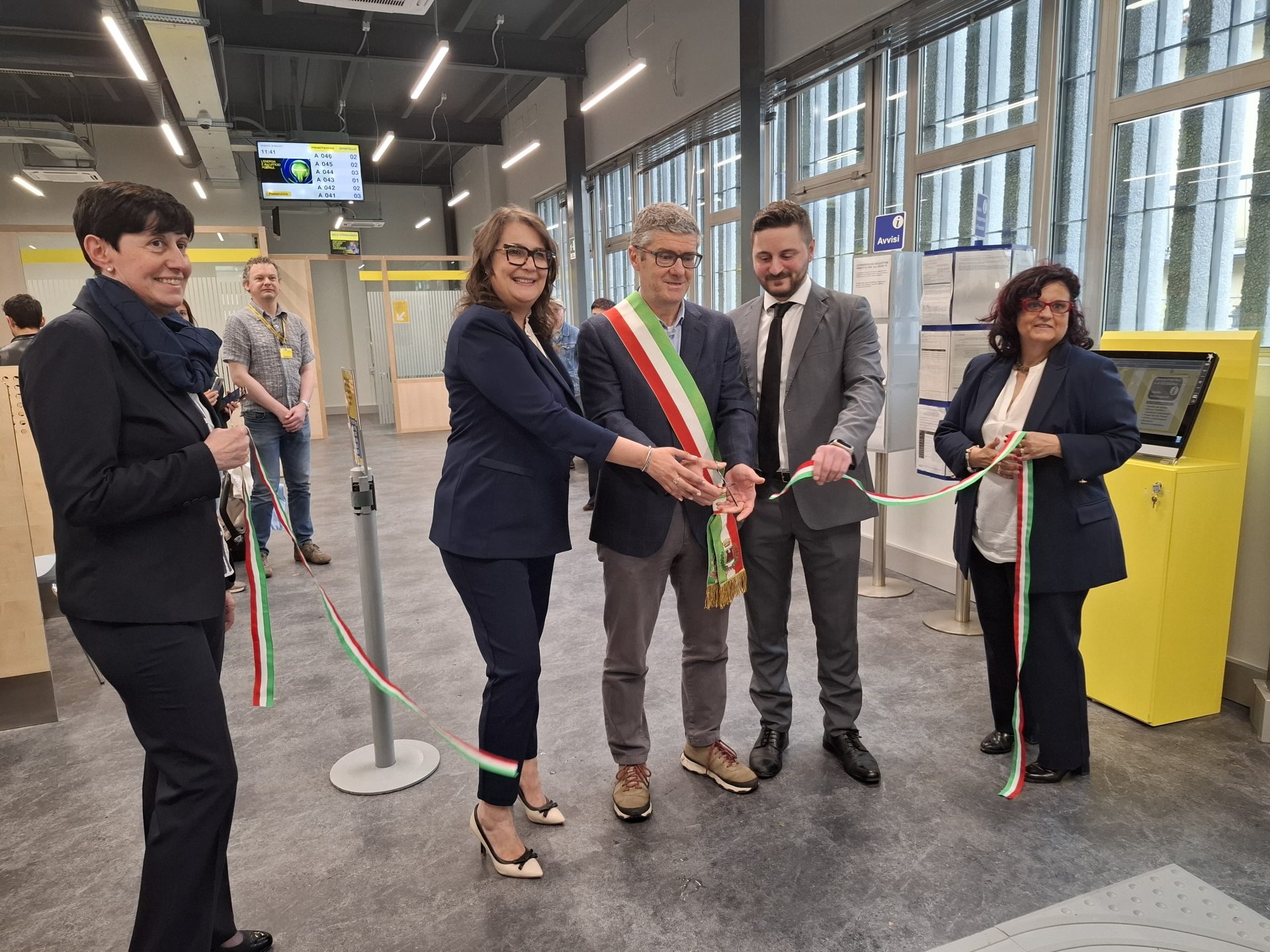 Ecco il nuovo ufficio postale di Gravellona Toce, il taglio del nastro. Offre anche servizi della Pubblica amministrazione