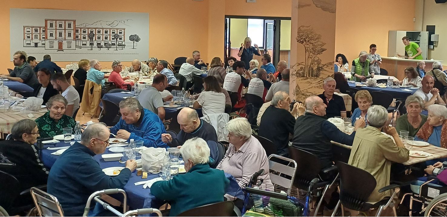 Successo a Omegna per il pranzo sociale promosso da Comune e Pro loco