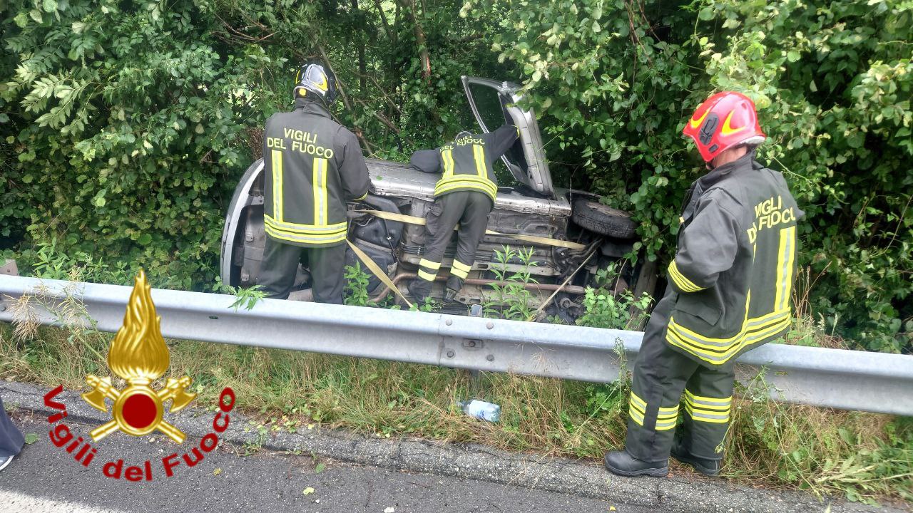 Auto finisce fuori strada lungo la superstrada dell'Ossola. Soccorsa la donna alla guida