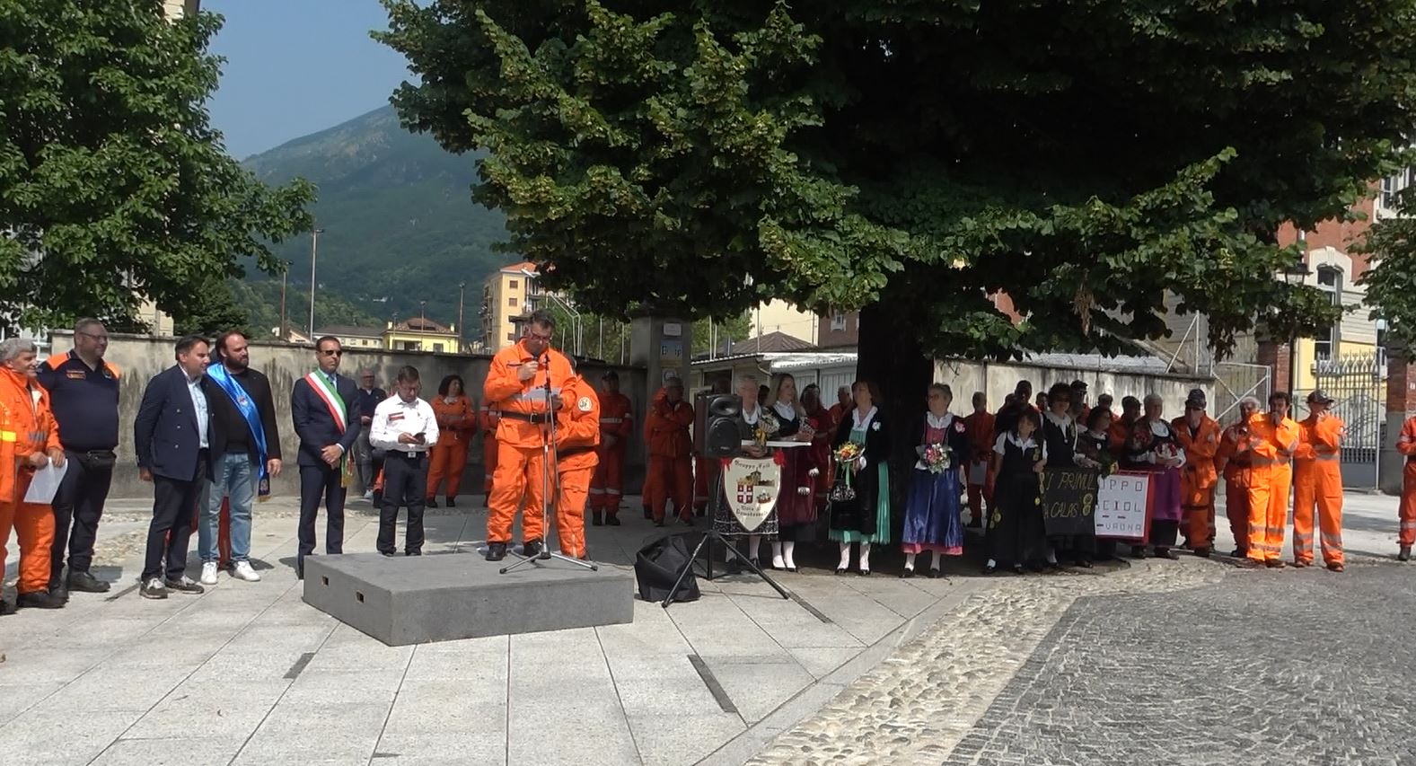 Festa ieri a Domodossola per celebrare i 50 anni della squadra Aib