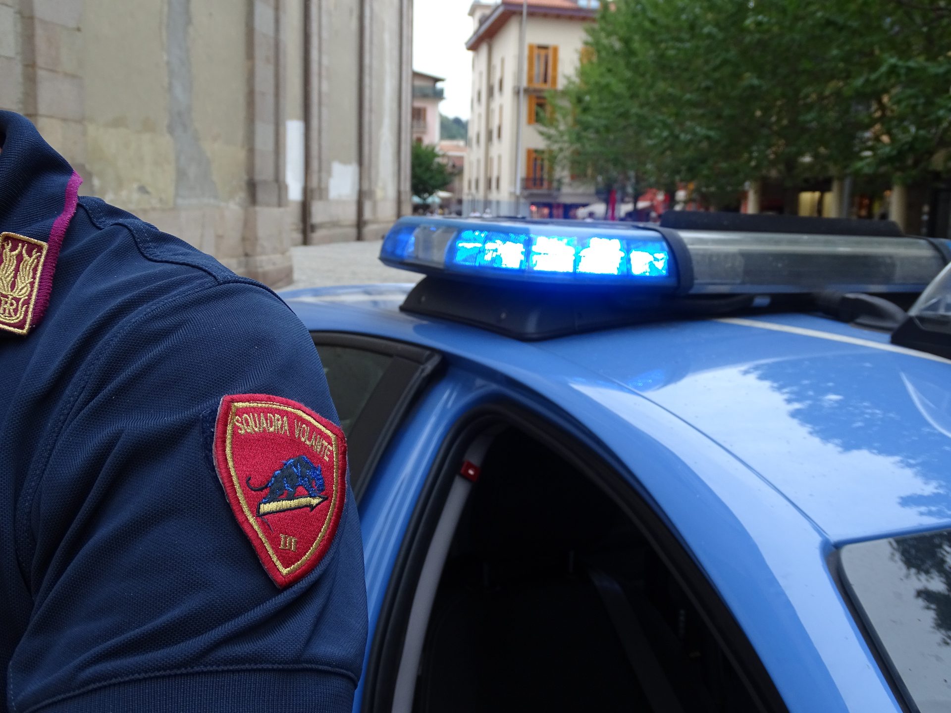 A quindici anni gira con un taser e hashish: ragazzino verbanese denunciato dalla Polizia