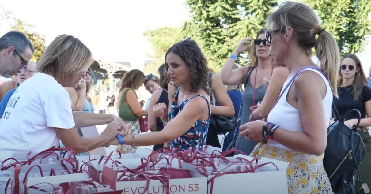 Tanta gente ieri a Verbania Intra per l'edizione 2025 di Gustabile in una nuova collocazione