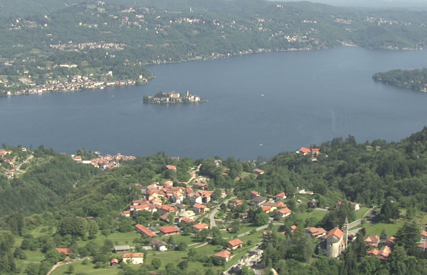 Lago d'Orta, sequestrata barca svizzera mai dichiarata. La Guardia di finanza scopre natante introdotto in Italia nel 1997