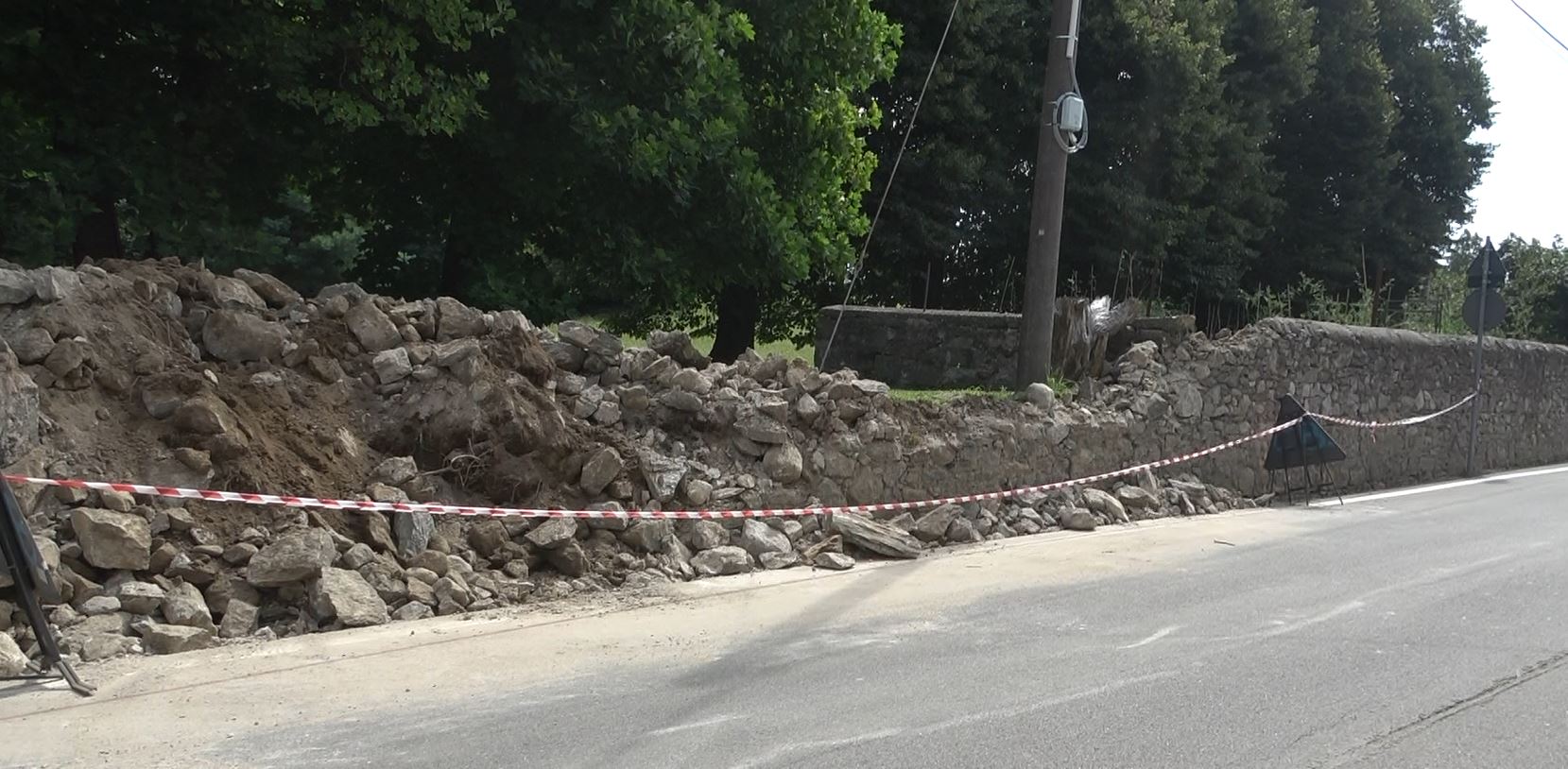 Oleggio Castello, crollato muro di recinzione
