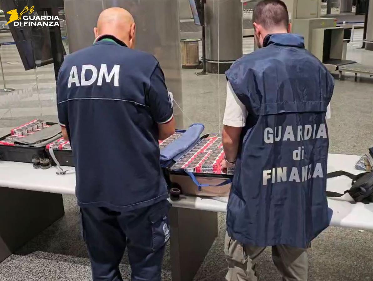 Malpensa, la Guardia di Finanza ha sequestrato 2040 stecche di sigarette
