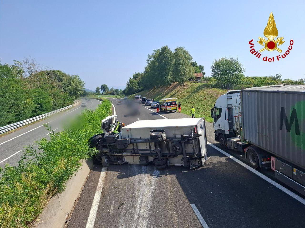 Incidente sulla A26, si ribalta un camion che trasportava piante