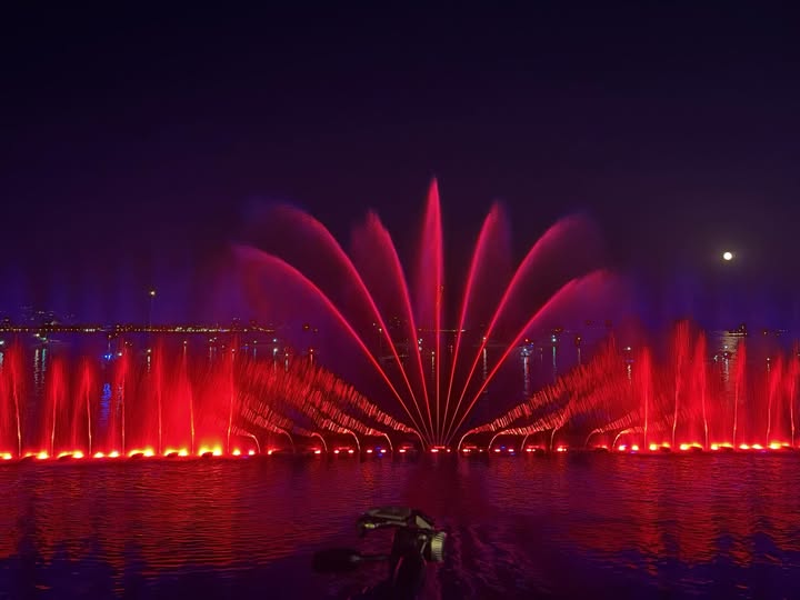Tantissima gente a Baveno per lo spettacolo della notte di San Lorenzo con concerto sull'acqua e fontane luminose danzanti