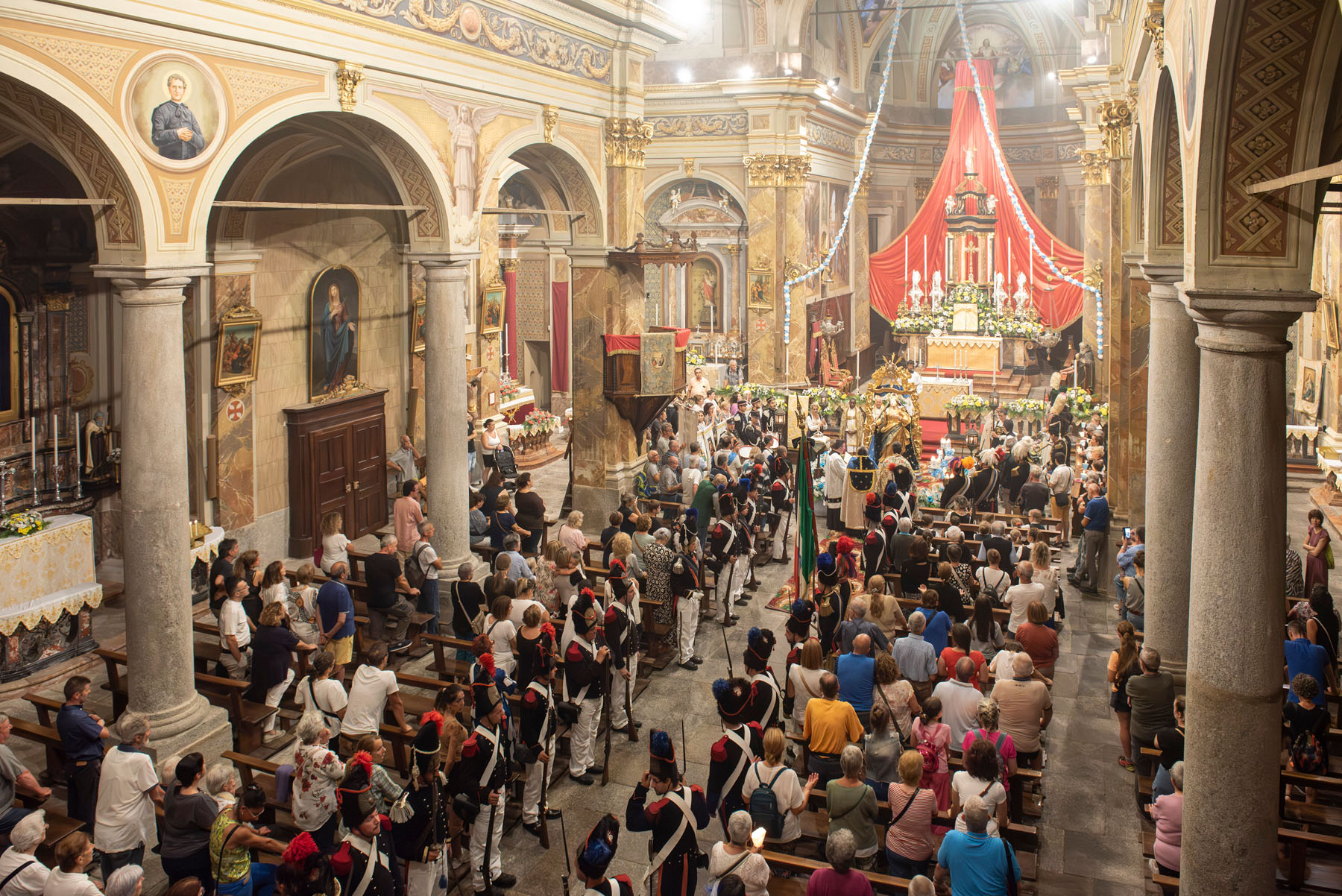 Calasca, ieri la processione dal Santuario della Gurva alla Cattedrale tra i boschi. Oggi arriva il cardinal Bagnasco