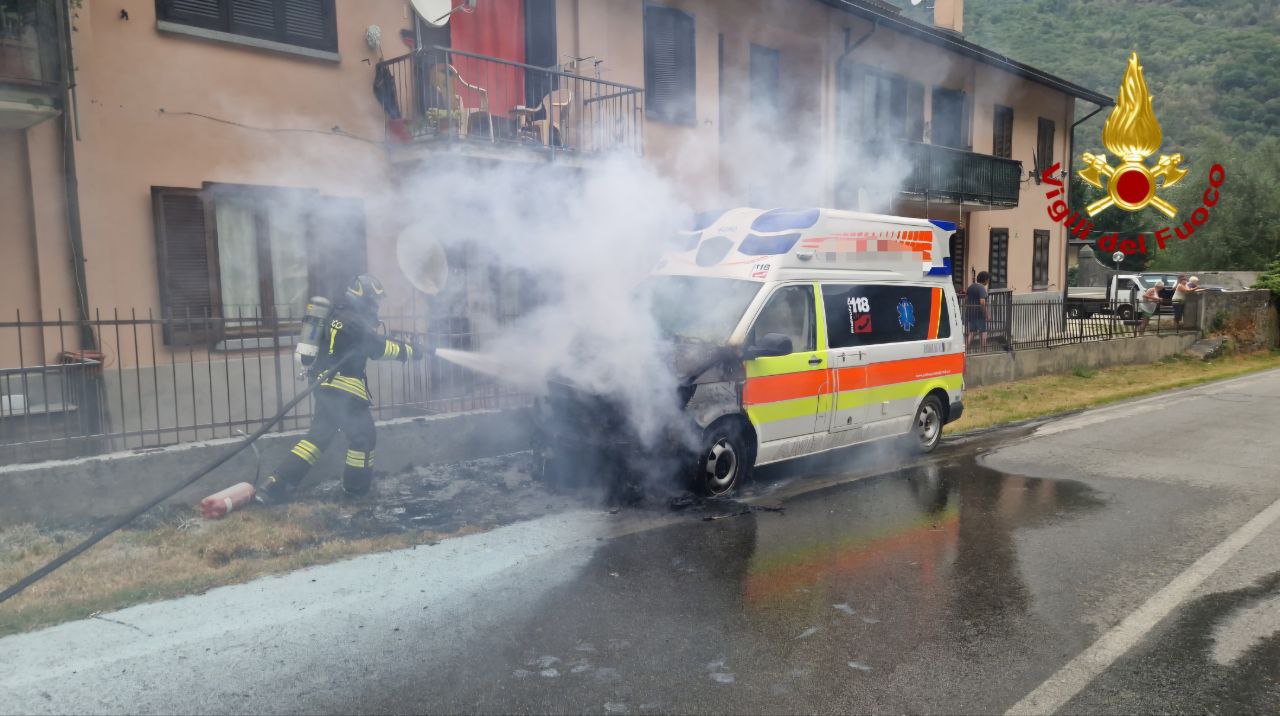 Varzo, prende fuoco l'ambulanza. Fortunatamente non ci sono stati feriti