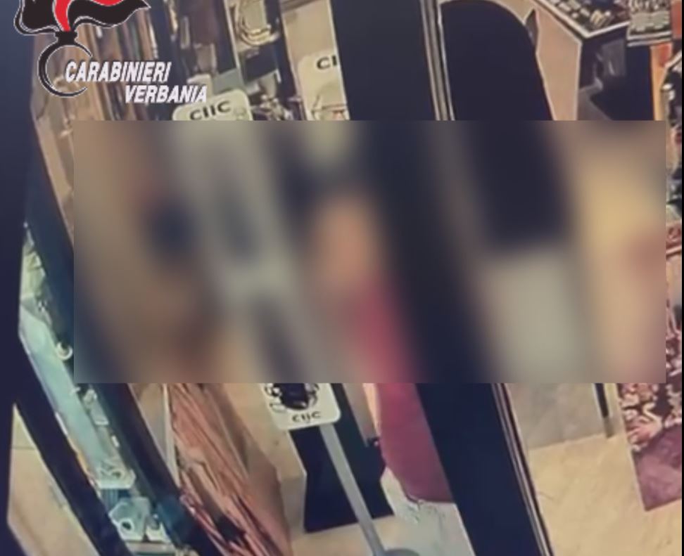 Gettava oggetti pericolosi contro turisti e passanti: uomo denunciato a Stresa