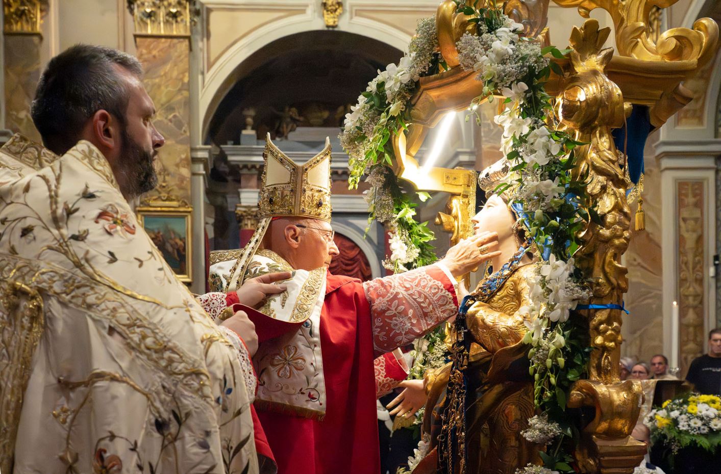 Calasca, nuova corona per la Madonna della Gurva, incoronata dal cardinale Angelo Bagnasco