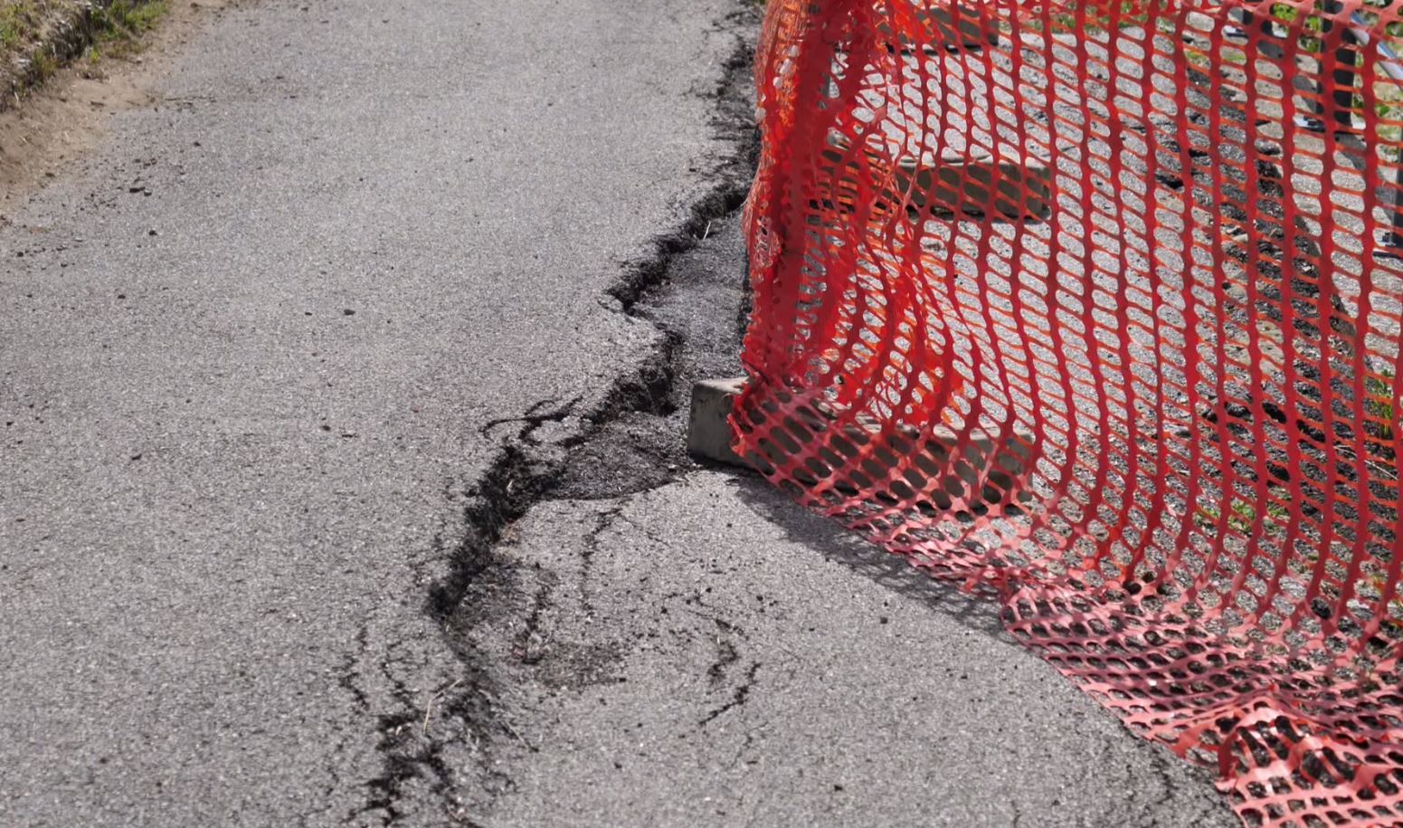 Rischia di cedere la strada in via Cascine a Massiola