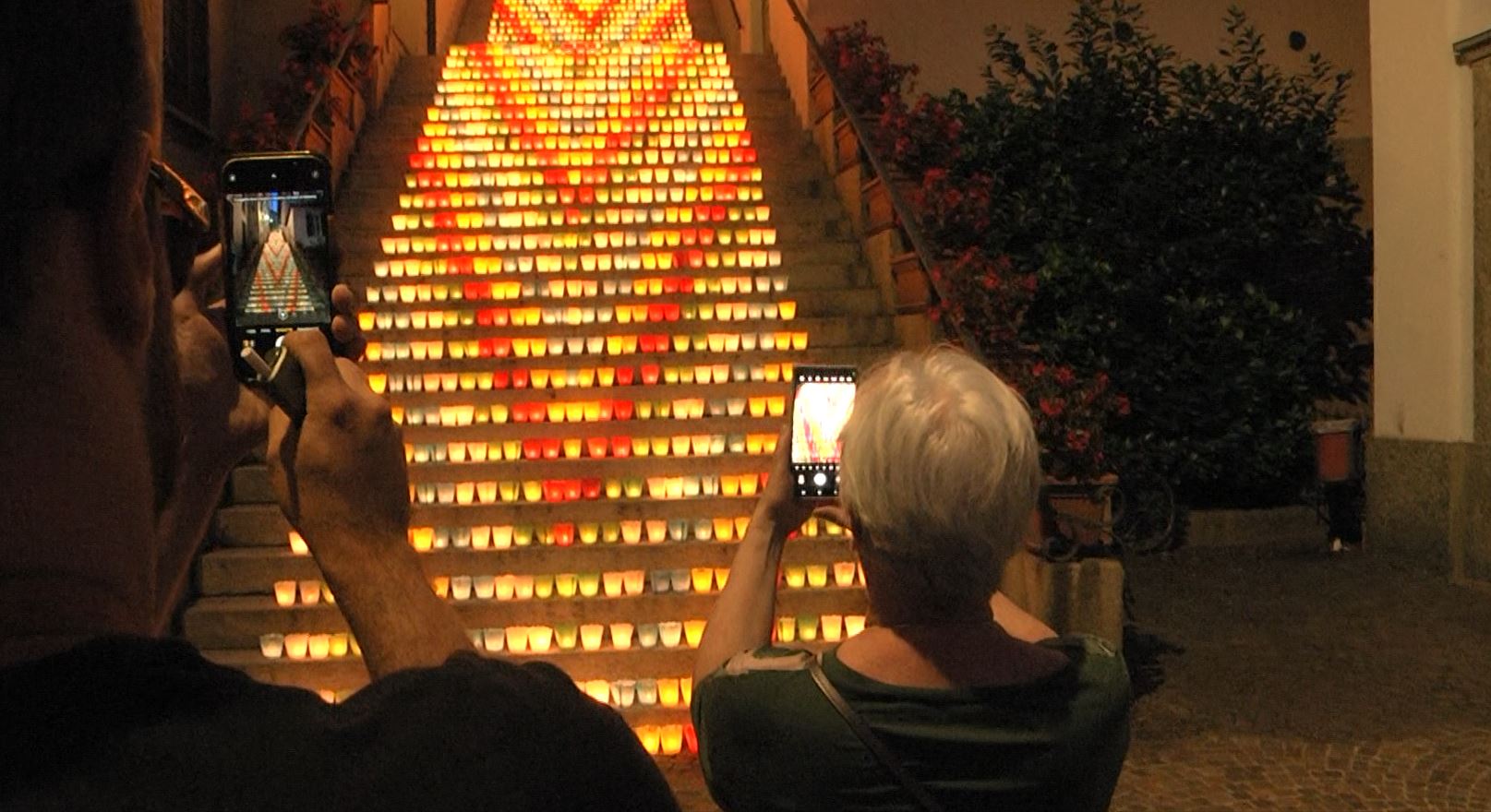 Dalle 20 e fino alla mezzanotte, 2.300 lumini questa domenica sullo Scalone Cairoli a Belgirate