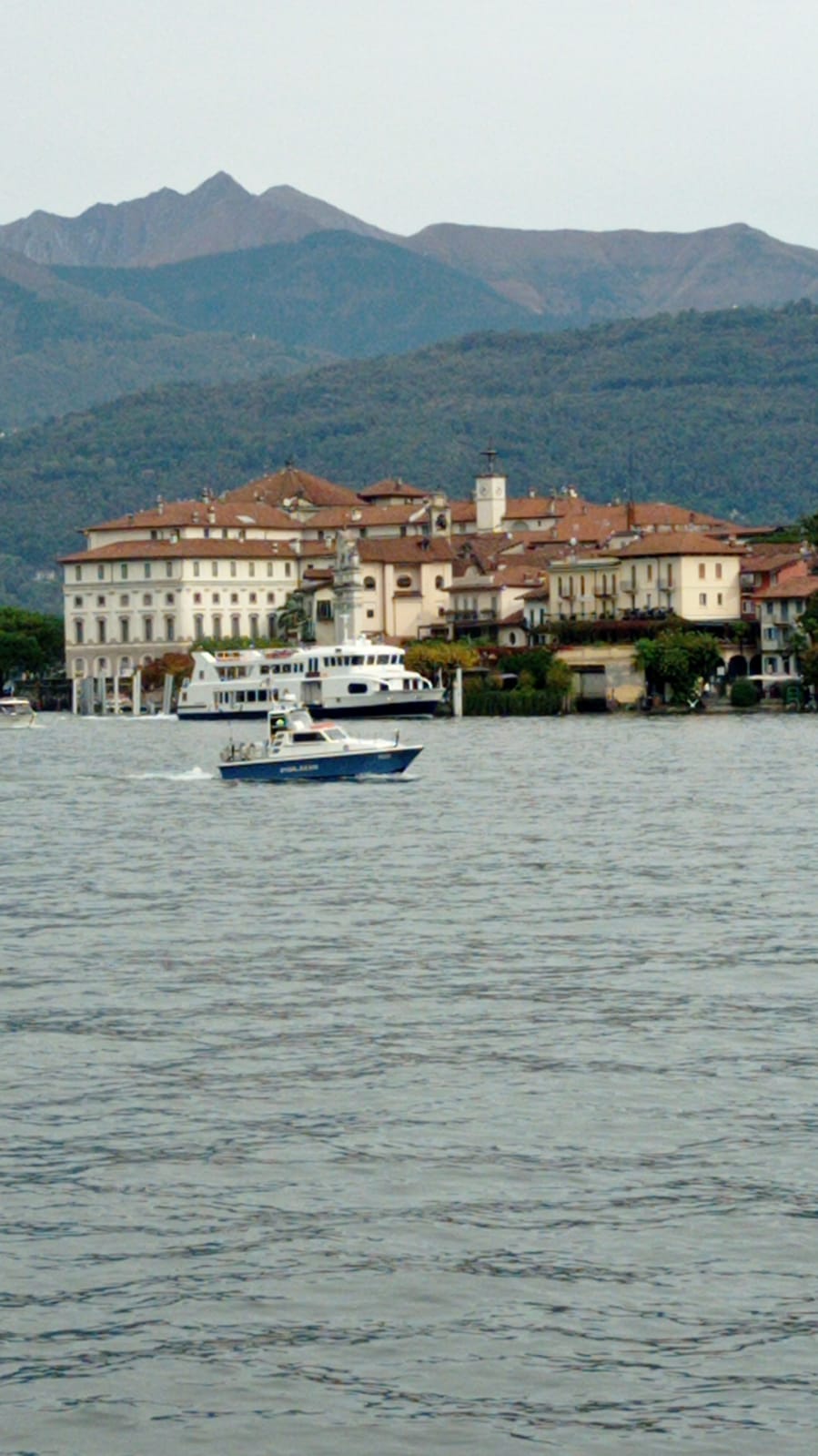 Pulisce la darsena e butta il materiale vegetale nel lago, tedesco denunciato dalla Squadra Acque Interne della Polizia di Stato
