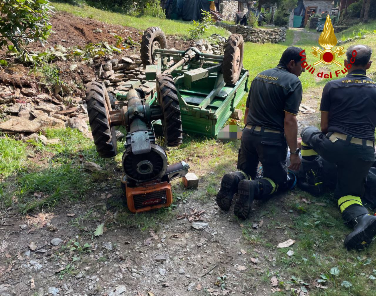 Uomo travolto dalla propria motoagricola questa mattina a Cossogno. Intervengono i Vigili del fuoco