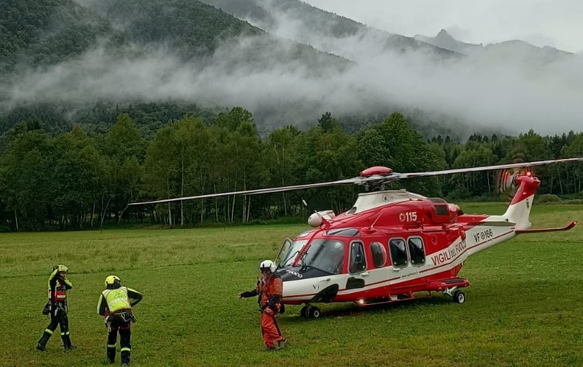 Intervento non facile dell'elicottero dei vigili del fuoco Drago di Malpensa in valle Agarina per il recupero di 2 escursionisti