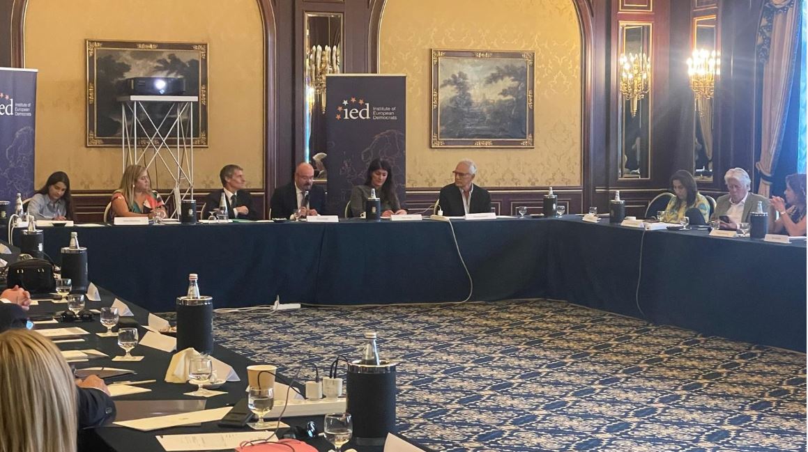 Vertice dell'Institute of European Democrats a Baveno, il nuovo presidente è Enrico Borghi