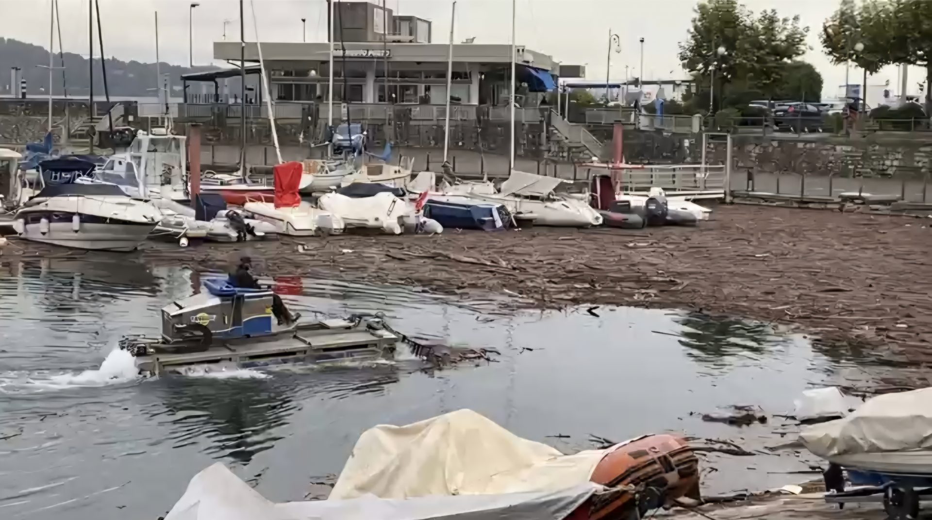Maltempo, è ancora allerta gialla. A Varzo si continua a lavorare. Porto di Intra ripulito dalla "buzza"
