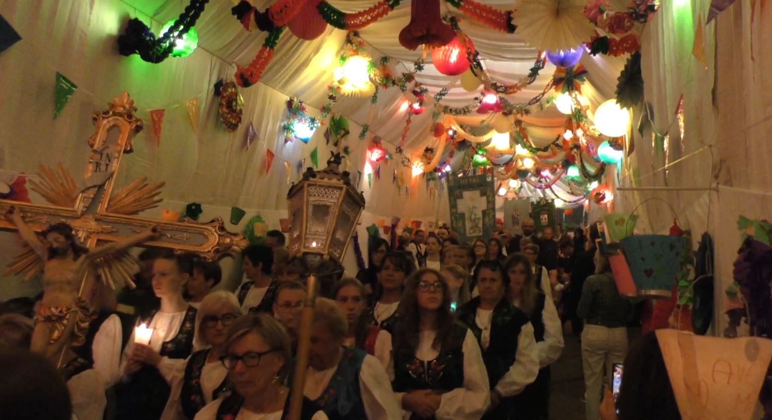 Tanta gente alla processione nel tunnel di teli per la Madonna della Colletta di Luzzogno