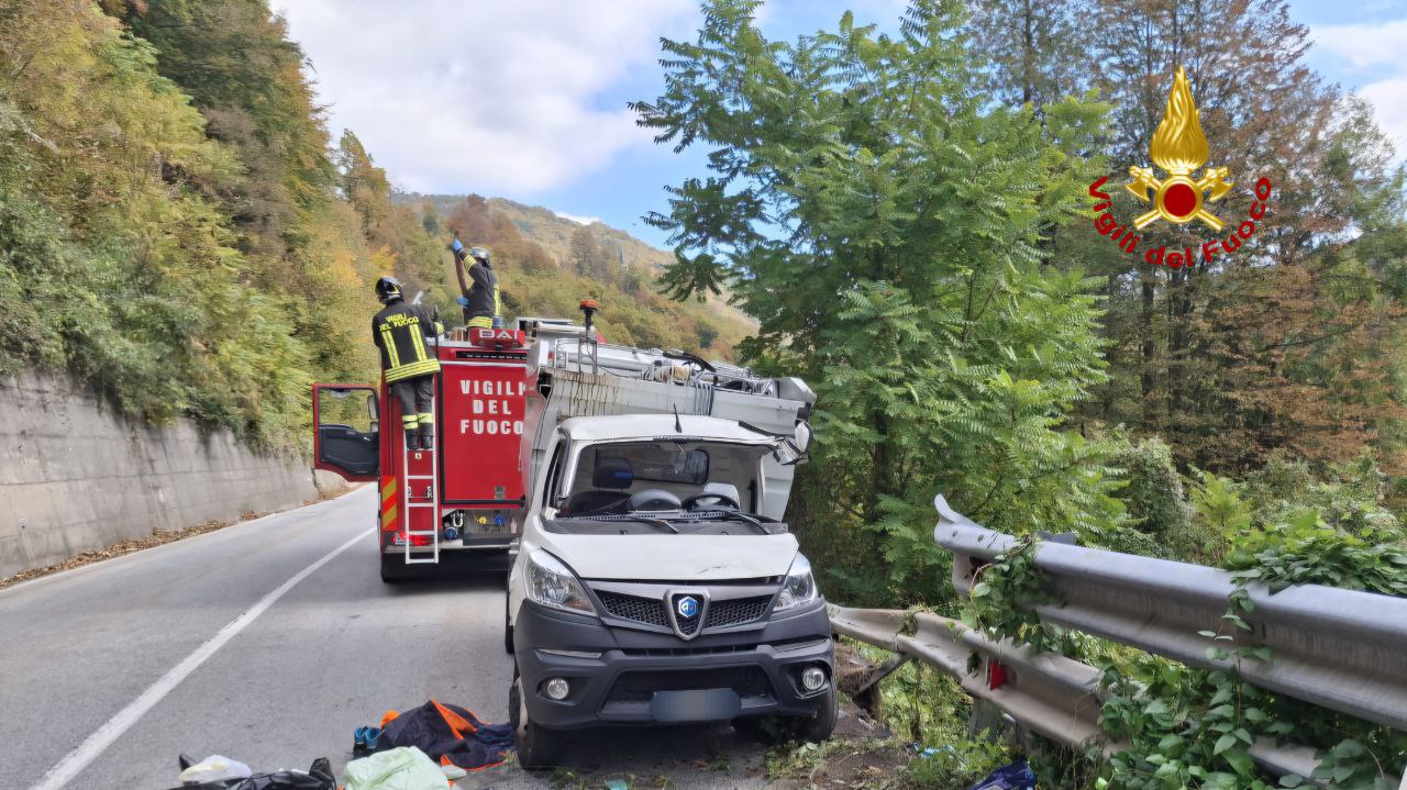 Incidente stradale sulla 337 della Valle Vigezzo, mezzo per la raccolta dei rifiuti finisce contro la barriera di protezione