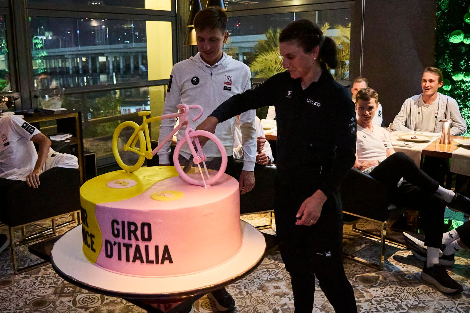 La torta giallo-rosa per Elisa e Tadej