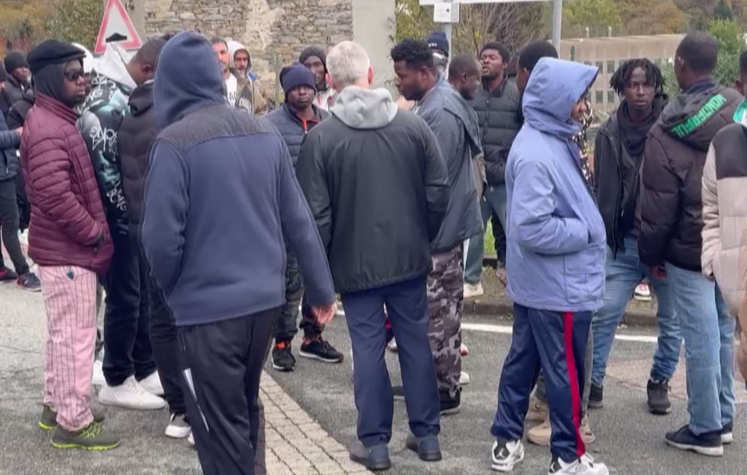 Cas Cesara freddo e senza corrente. Protesta dei migranti