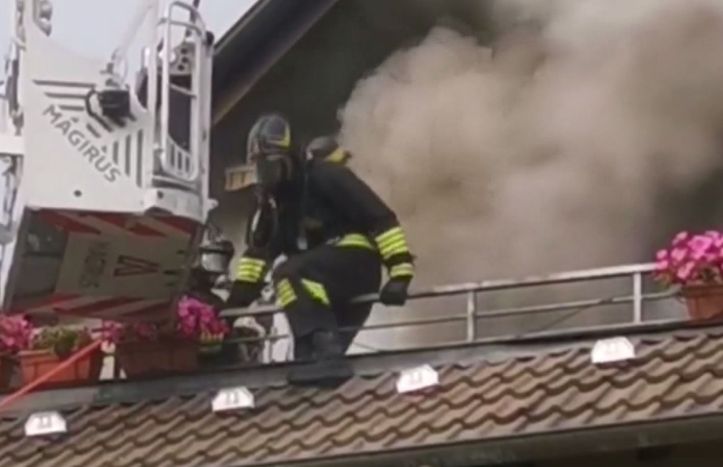 Premeno, inagibile casa divorata dalle fiamme