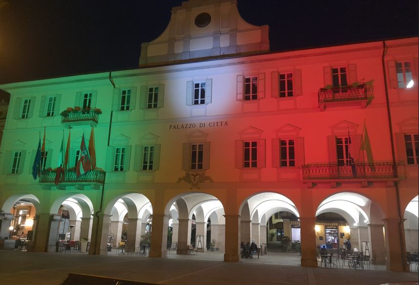 Verbania, il municipio illuminato con il Tricolore a ricordo del Carabinieri morti in provincia di Verona