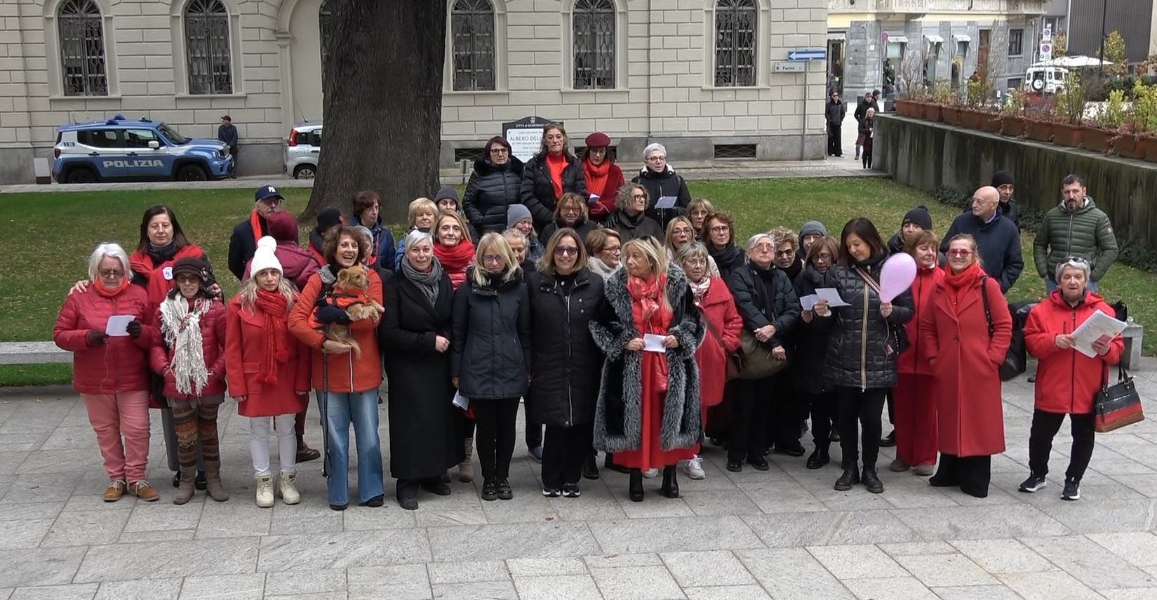 Violenza di genere : flash mob di Cgil Cisl Uil in piazza Rovereto a Domodossola