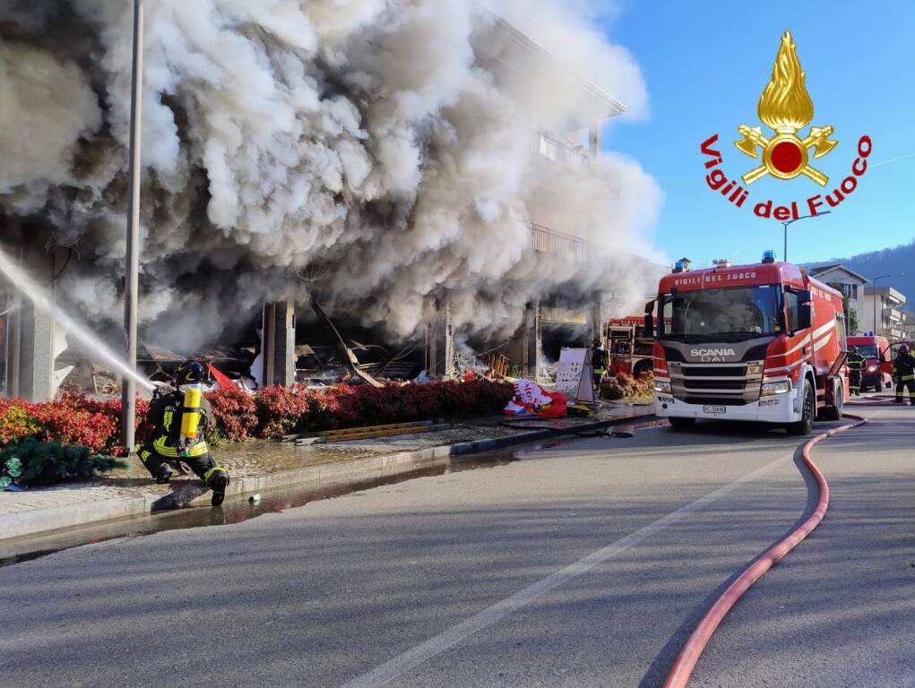Incendio in un'attività commerciale di Laveno, colonna di fumo visibile da buona parte del Lago Maggiore