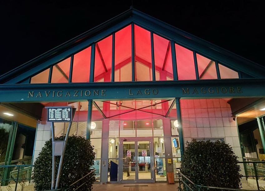 25 novembre. Navigazione Laghi illumina di rosso le proprie sedi
