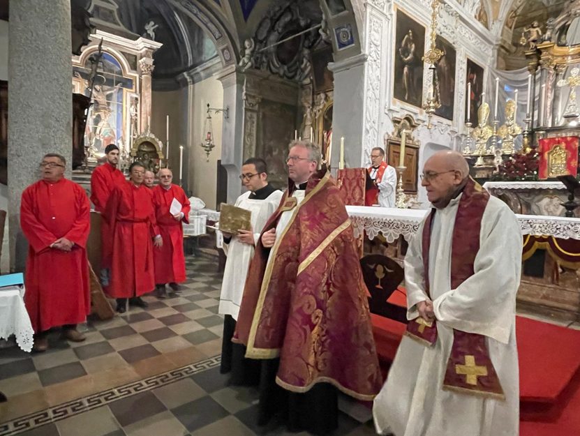 A Cossogno si è rinnovata la tradizionale distribuzione del pane benedetto
