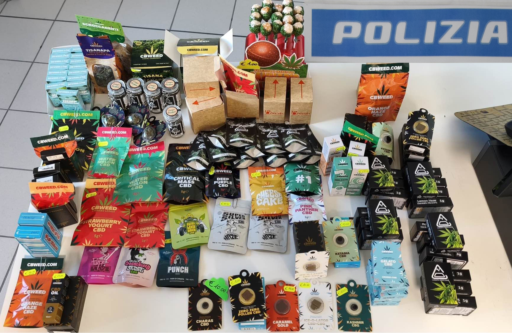 Due titolari di cannabis shop denunciati per spaccio e 6 chili e mezzo di prodotti a base di cannabinoidi sequestrati