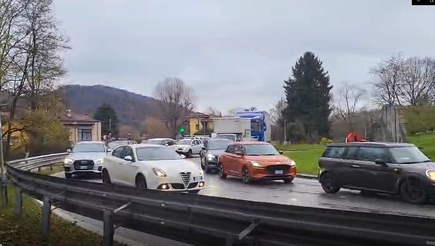 Viabilità in tilt a Verbania. Lunghe code tra Fondotoce e Gravellona. Ripercussioni fino a Suna