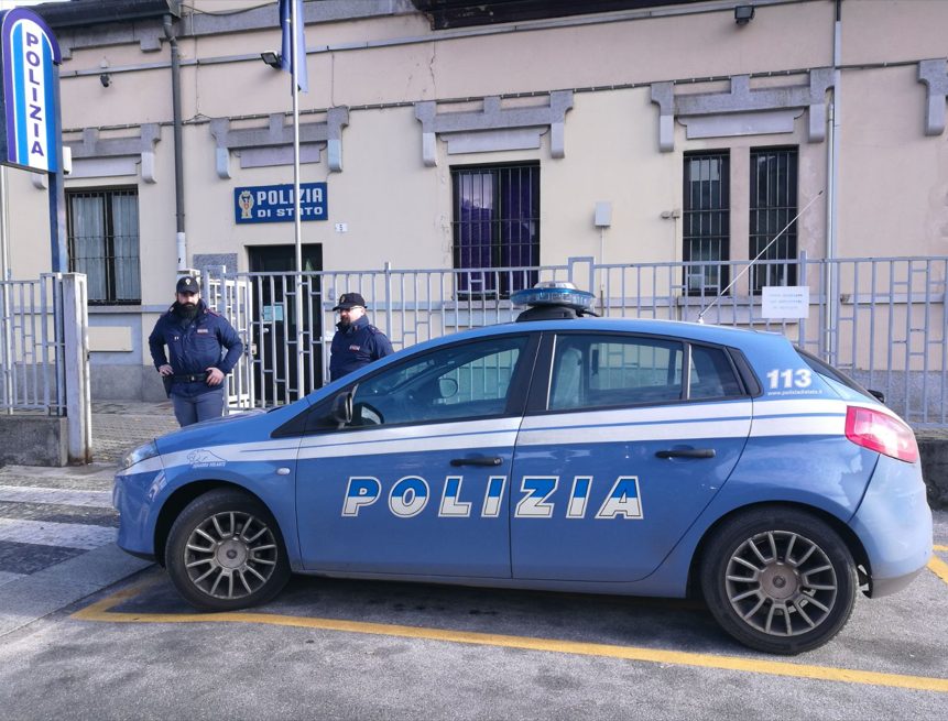 Minaccia uno sconosciuto con un coltello a Domodossola, denunciato dalla Polizia di Stato