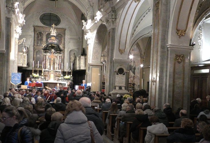 La Filarmonica omegnese ha festeggiato i 40 anni di attività con un concerto