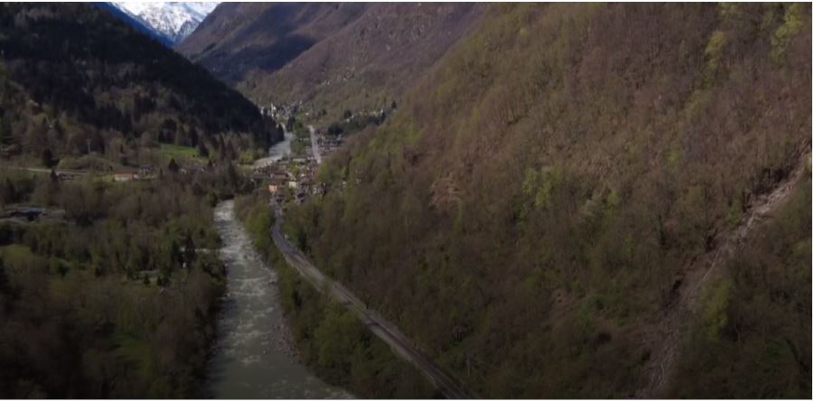 Statale Valle Anzasca, un sasso colpisce il tetto di un'auto