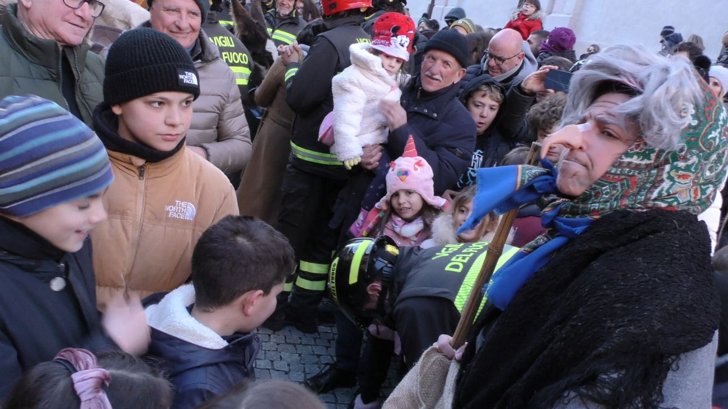 La Befana dei Vigili del fuoco dal campanile di San Vittore. La Onlus Veronica Argento dona ambulanza alla Cri di Verbania