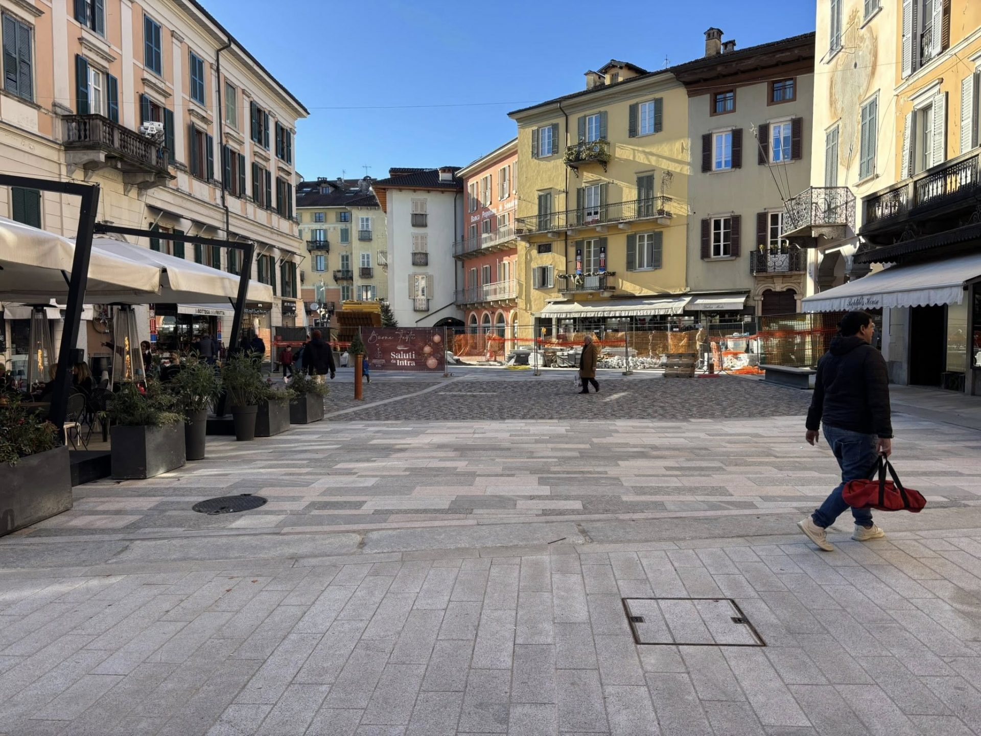 Lavori in piazza Ranzoni verso la fine. Intanto restringimento di carreggiata su Corso Mameli a Verbania Intra