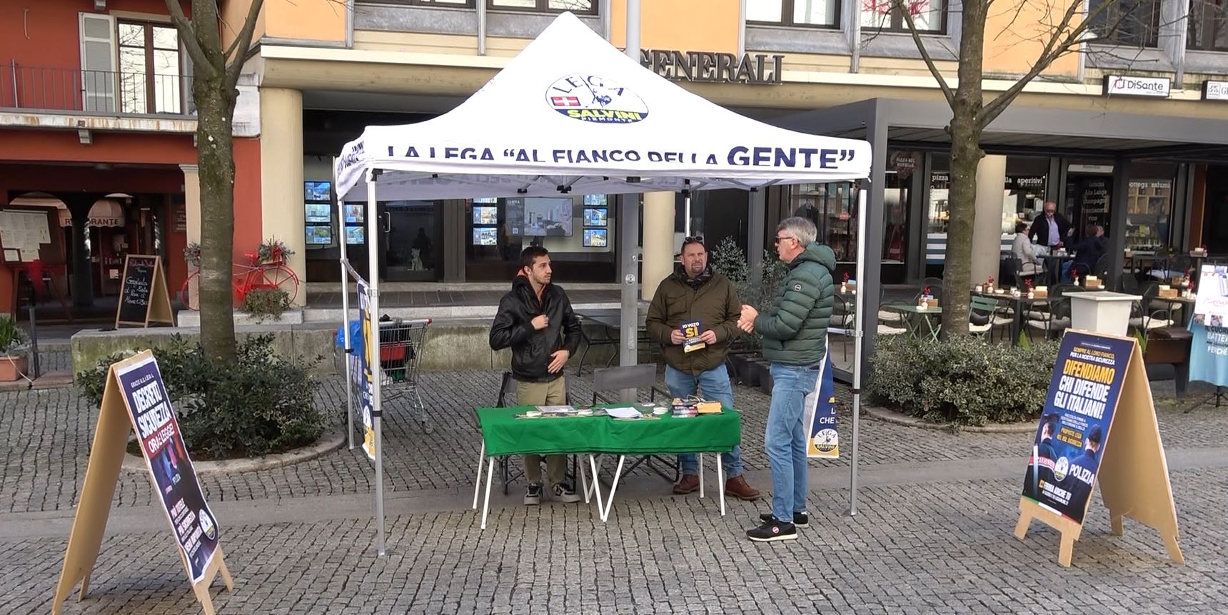 Verbania, gazebo della Lega per esprimere solidarietà alla Polizia di Stato