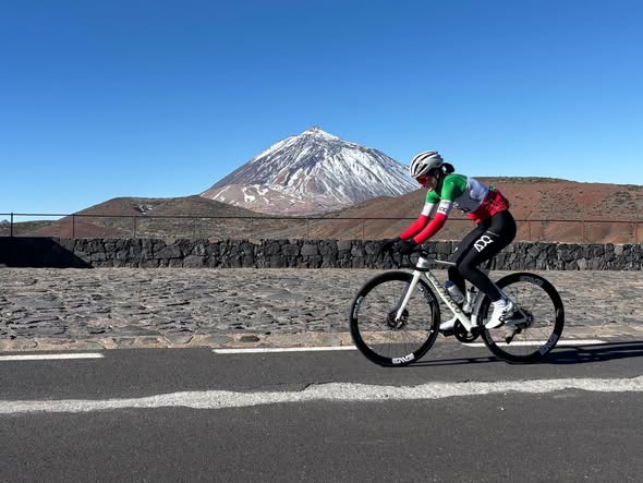 Ed Elisa torna in altura al Monte Teide, al caldo delle Canarie