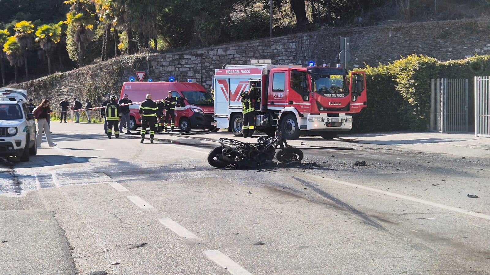 Grave incidente tra Ghiffa e Verbania, motociclista trasportato in ospedale con l'elisoccorso - il video dello scontro