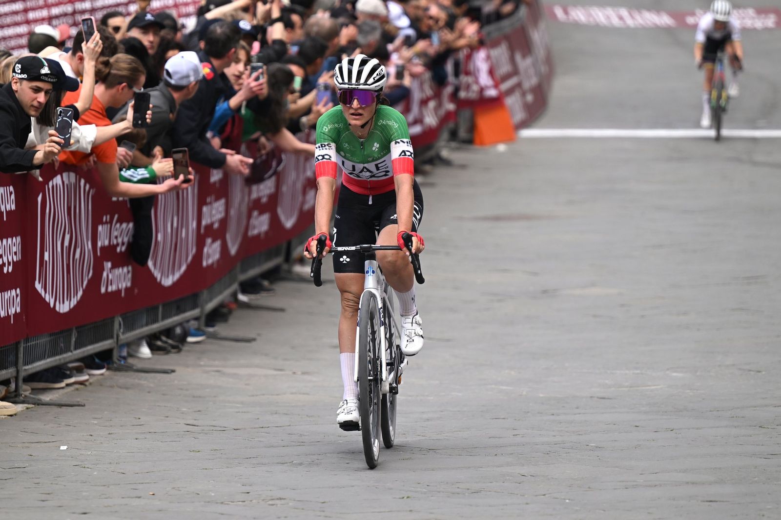 Una generosa Longo Borghini quarta in una Strade Bianche spettacolare